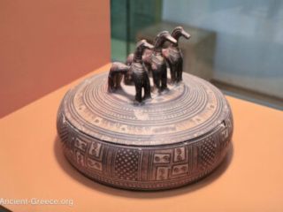 Pyxis with a lid handle in the form of three horses
