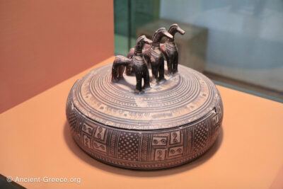 Pyxis with a lid handle in the form of three horses