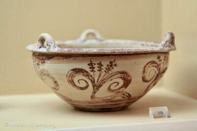 Ceramic bowl with three handles and a decoration representing lilies