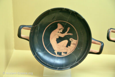 Kylix, with the work of Chairias painter, depicting a kneeling woman