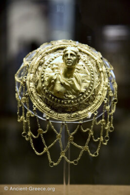 Gold Hairnet with the relief bust of Artemis with quiver