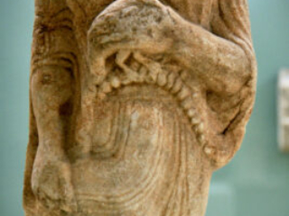 Fragment of a Kore statue holding a bird