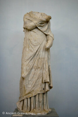 Female mantle statue in the Herculaneum