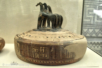 Pyxis with horses