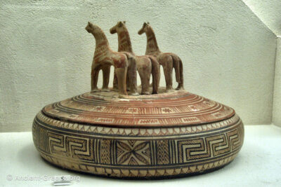 Pyxis with horses