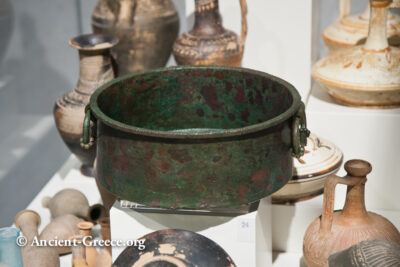 Bronze cooking pot