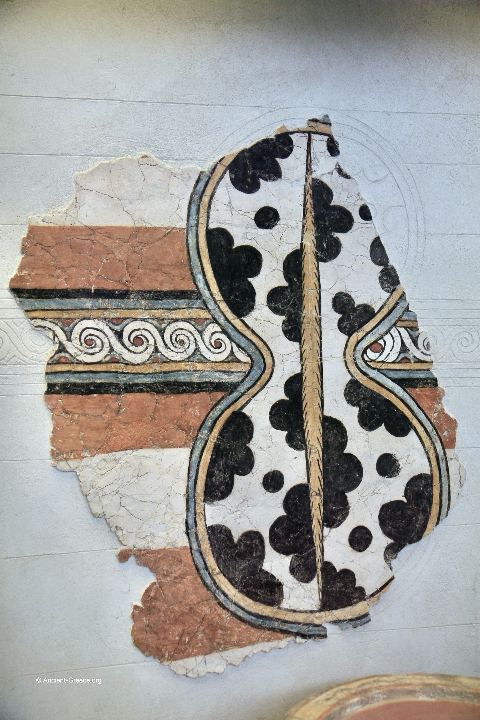 Wall painting depicting figure-of-eight shield