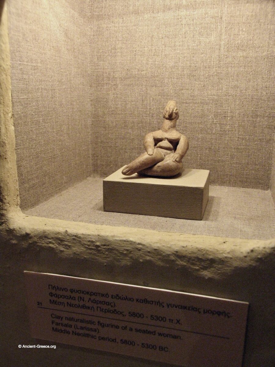 Clay naturalistic figurine of a seated woman. Farsala (Larissa). Middle Neolithic period, 5800 - 5300 BCE.