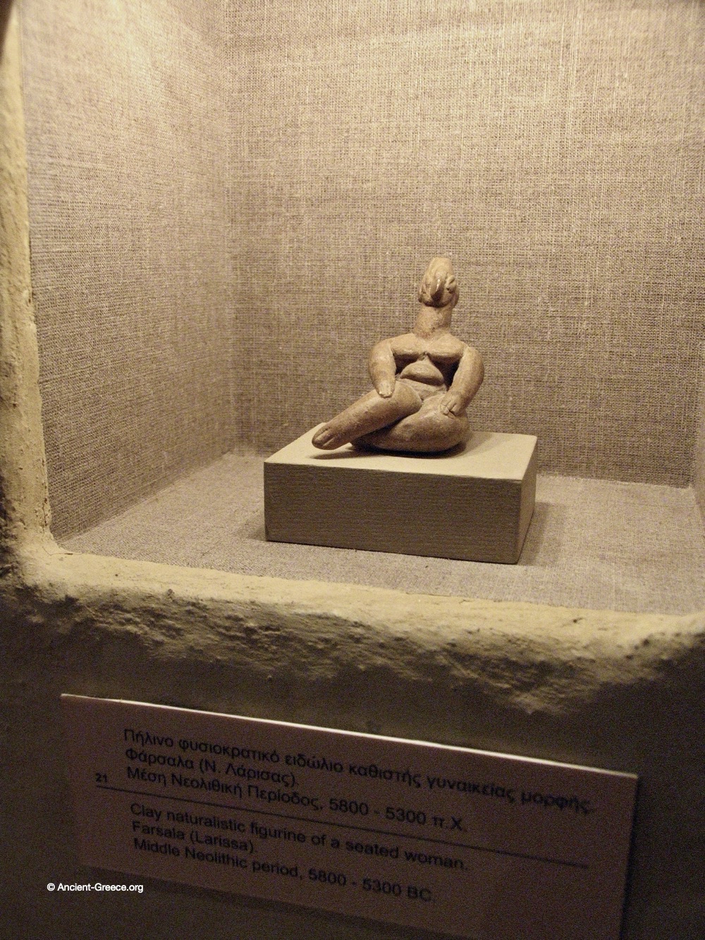 Clay naturalistic figurine of a seated woman. Farsala (Larissa). Middle Neolithic period, 5800 - 5300 BCE.