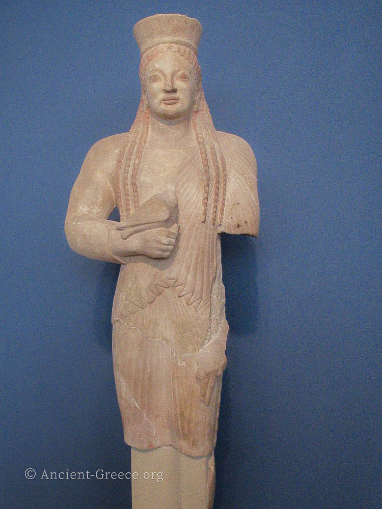 Female kore statue holding a dove